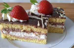 Fluffy Coffee Slices: A Luxurious Combination of Mascarpone and Parisian Whipped Cream Luxurious sponge slices with mascarpone and Parisian whipped cream: a patisserie-style coffee dessert