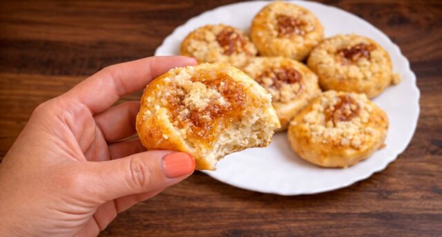 curd-buns-18-2 Quick homemade buns with curd, jam, and streusel without long rising