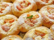 Moist Yeast Buns with Vanilla Pudding, Apricots, and Rum Butter A baking tray full of golden round yeast buns with pudding, bright orange apricots, and crunchy streusel, with glossy brushed edges.