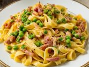 Lightning-Fast Pasta with Sour Cream, Crispy Bacon, and Cheese Creamy pasta with sour cream, bacon, and cherry tomatoes – quick dinner in 15 minutes