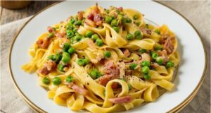 Lightning-Fast Pasta with Sour Cream, Crispy Bacon, and Cheese Creamy pasta with sour cream, bacon, and cherry tomatoes – quick dinner in 15 minutes