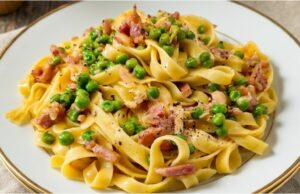 Lightning-Fast Pasta with Sour Cream, Crispy Bacon, and Cheese Creamy pasta with sour cream, bacon, and cherry tomatoes – quick dinner in 15 minutes