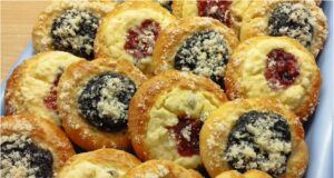 Prepare These Delicious Quick Pastries from No-Rise Dough No-rise pastries with quark and plum jam – ready without waiting, tender and moist