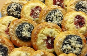 Prepare These Delicious Quick Pastries from No-Rise Dough No-rise pastries with quark and plum jam – ready without waiting, tender and moist