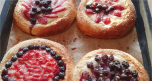Traditional Czech Yeast Pastries with Fruit and Crunchy Crumble