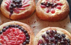 Traditional Czech Yeast Pastries with Fruit and Crunchy Crumble