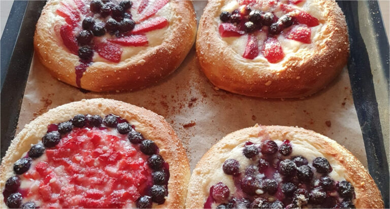Traditional Czech Yeast Pastries with Fruit and Crunchy Crumble