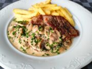 Tip for the Weekend: Juicy Pork Neck with Creamy Mushroom Sauce and Fries Pork neck with mushroom sauce and fries – a quick and juicy lunch