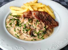 Tip for the Weekend: Juicy Pork Neck with Creamy Mushroom Sauce and Fries Pork neck with mushroom sauce and fries – a quick and juicy lunch