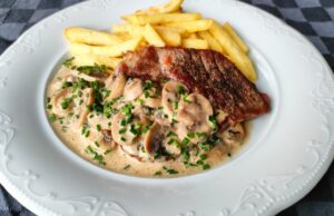 Tip for the Weekend: Juicy Pork Neck with Creamy Mushroom Sauce and Fries Pork neck with mushroom sauce and fries – a quick and juicy lunch