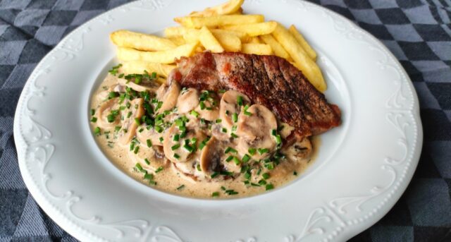 pork-neck-mushroom-sauce-fries-quick-lunch Pork neck with mushroom sauce and fries – a quick and juicy lunch