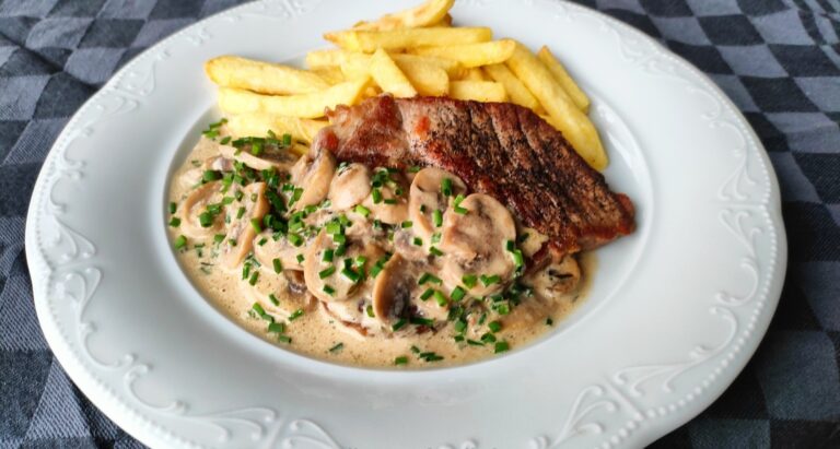 Tip for the Weekend: Juicy Pork Neck with Creamy Mushroom Sauce and Fries