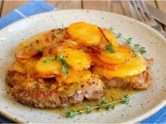 Juicy Pork Neck Baked with Creamy Potatoes and Caramelized Onions Pork neck casserole with creamy potatoes and curry onions