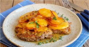 Juicy Pork Neck Baked with Creamy Potatoes and Caramelized Onions Pork neck casserole with creamy potatoes and curry onions