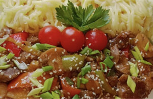 Juicy Pork Stir-Fry with Colorful Vegetables, Mushrooms and Noodles Juicy pork stir-fry with noodles and vegetables