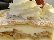 Apple Slices with Custard and Ladyfingers: Moist Puff Pastry Dessert Apple slices with puff pastry and custard – ready in no time and taste like from a bakery