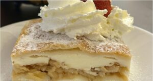 Apple Slices with Custard and Ladyfingers: Moist Puff Pastry Dessert Apple slices with puff pastry and custard – ready in no time and taste like from a bakery