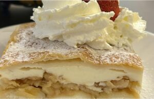 Apple Slices with Custard and Ladyfingers: Moist Puff Pastry Dessert Apple slices with puff pastry and custard – ready in no time and taste like from a bakery