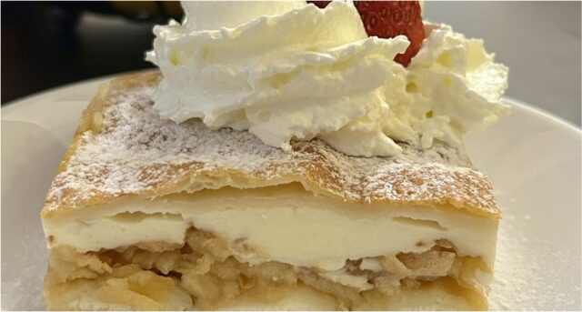slices-6 Apple slices with puff pastry and custard – ready in no time and taste like from a bakery
