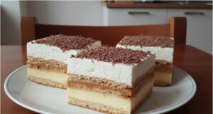 No-Bake 3BIT Slices: Recipe for a Caramel-Vanilla Temptation Without Turning on the Oven with Butter Biscuits and Whipped Cream No-bake 3BIT slices – luxurious dessert with Salko, pudding, and whipped cream