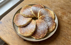 Apple Pancakes with Yogurt and Cinnamon: Quick, Fluffy, and No Rising Needed Apple pancakes with yogurt and cinnamon served on a plate