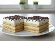 Colorful Temptation Without Turning on the Oven: No-Bake Bingo Slices with Banana, Caramel, and Vanilla Pudding Bingo slices with biscuits: Three-colored no-bake pudding dessert