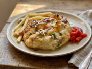 Camembert in Puff Pastry: Crispy Starter with Bacon Ready in 30 Minutes Camembert in puff pastry with bacon and onion on a plate