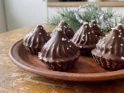 Caramel Cream Tartlets: Delicate Christmas Pastries Without Nuts and a Glossy Glaze Caramel cream tartlets with glossy chocolate glaze and festive decorations