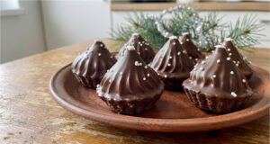 Caramel Cream Tartlets: Delicate Christmas Pastries Without Nuts and a Glossy Glaze Caramel cream tartlets with glossy chocolate glaze and festive decorations