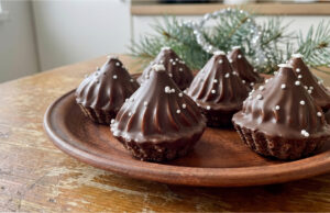 Caramel Cream Tartlets: Delicate Christmas Pastries Without Nuts and a Glossy Glaze Caramel cream tartlets with glossy chocolate glaze and festive decorations