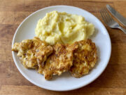 Chicken Patties with Leek and Pineapple: A Quick Alternative to Classic Schnitzels Chicken patties with leek and pineapple served on a plate