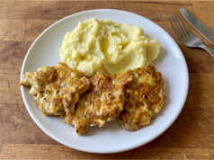 Chicken Patties with Leek and Pineapple: A Quick Alternative to Classic Schnitzels Chicken patties with leek and pineapple served on a plate