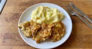 Chicken Patties with Leek and Pineapple: A Quick Alternative to Classic Schnitzels Chicken patties with leek and pineapple served on a plate