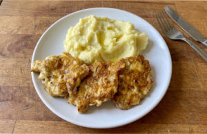 Chicken Patties with Leek and Pineapple: A Quick Alternative to Classic Schnitzels Chicken patties with leek and pineapple served on a plate