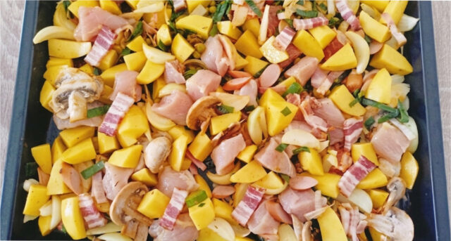 chicken-potatoes-bacon-vegetables-one-tray-182 Chicken with potatoes, bacon and vegetables on a baking tray