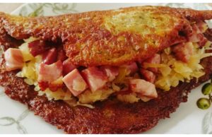 Cmunda po kaplicku: Recipe for Crispy Potato Pancake Filled with Smoked Meat and Fragrant Sauerkraut Cmunda po kaplicku: Authentic Czech classic with potato pancakes, sauerkraut, and smoked meat
