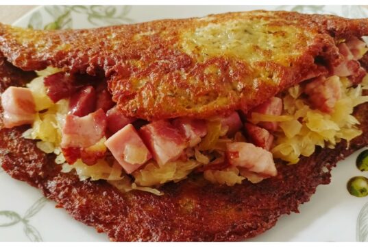 Cmunda po kaplicku: Recipe for Crispy Potato Pancake Filled with Smoked Meat and Fragrant Sauerkraut Cmunda po kaplicku: Authentic Czech classic with potato pancakes, sauerkraut, and smoked meat