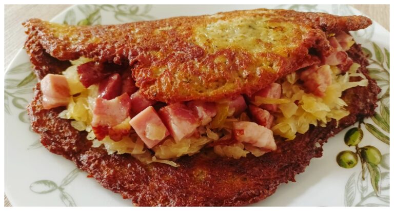 Cmunda po kaplicku: Recipe for Crispy Potato Pancake Filled with Smoked Meat and Fragrant Sauerkraut