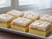 Moist Cake with Fluffy Coconut Topping, Egg Yolk Batter and Stewed Apples Apple Dream with coconut meringue: a moist cake that tastes great even the next day