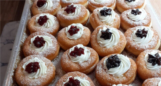 cream-puff-doughnuts-313 Fluffy cream puff doughnuts filled with whipped cream and jam