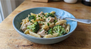 Creamy Chicken Pasta with Broccoli: Quick One-Pan Dinner in 20 Minutes Creamy chicken pasta with broccoli in a pan