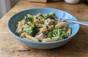 Creamy Chicken Pasta with Broccoli: Quick One-Pan Dinner in 20 Minutes Creamy chicken pasta with broccoli in a pan