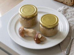 Creamy Mushroom Pâté: Easy Spread for Fresh Bread or Toasted Baguette Creamy mushroom pâté spread on toasted baguette