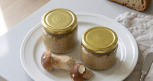 Creamy Mushroom Pâté: Easy Spread for Fresh Bread or Toasted Baguette Creamy mushroom pâté spread on toasted baguette