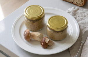 Creamy Mushroom Pâté: Easy Spread for Fresh Bread or Toasted Baguette Creamy mushroom pâté spread on toasted baguette