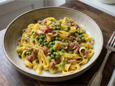 Pasta with Sour Cream and Bacon: Creamy Lunch Ready in 15 Minutes Creamy pasta with sour cream, bacon and cherry tomatoes
