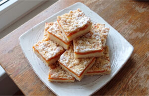 Crumb Cake with Vanilla Pudding and Apricots: Moist Dessert with a Crunchy Layer Crumb cake with vanilla pudding and apricots on a tray