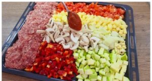 West Bohemian Quick Bake: Lightning-Fast One-Pan Dinner Full of Juicy Ground Meat, Crunchy Vegetables and Melting Cheese Juicy ground meat and vegetable mixture on a baking tray