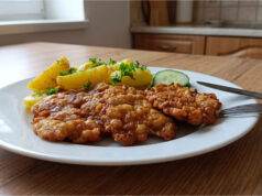 Gypsy Chicken Cutlets: Crispy and Juicy Lunch with New Potatoes Gypsy chicken cutlets with new potatoes and fresh vegetables on a plate