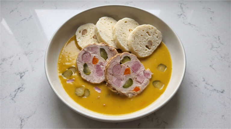 Hamburg Pork with Bread Dumplings: Traditional Sunday Lunch with Creamy Vegetable Sauce